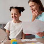 Dysphasie chez l’enfant : comprendre le trouble du langage Enfant accompagné par une orthophoniste pendant une séance de rééducation du langage.